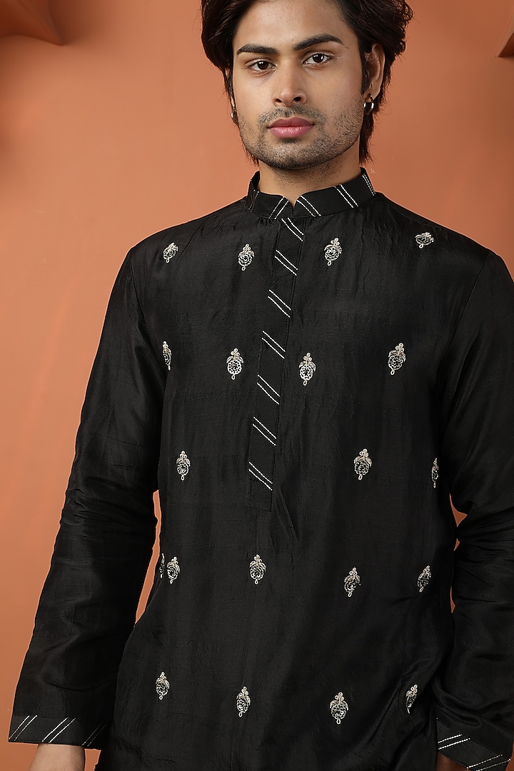 Black Raw Silk Embroidered Bundi Jacket Set by PARA at Pernia's Pop Up Shop