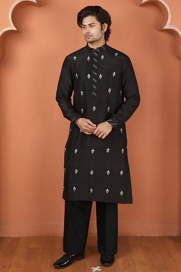Black Raw Silk Embroidered Bundi Jacket Set by PARA at Pernia's Pop Up Shop