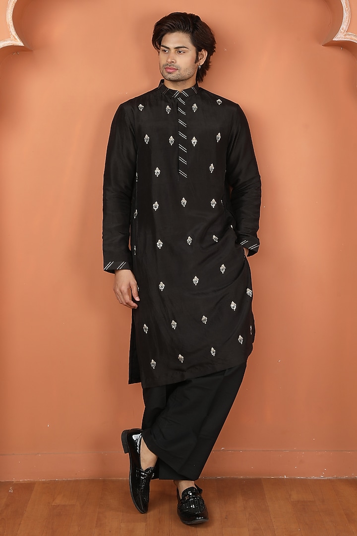 Black Raw Silk Embroidered Bundi Jacket Set by PARA at Pernia's Pop Up Shop