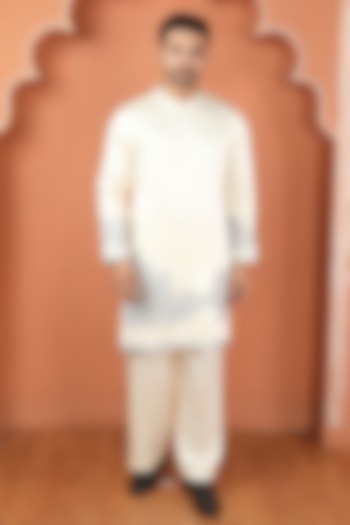 Off-White Satin Linen Resham Work Kurta Set by PARA at Pernia's Pop Up Shop