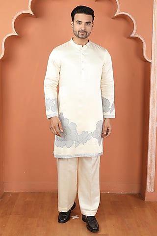 Off-White Satin Linen Resham Work Kurta Set by PARA