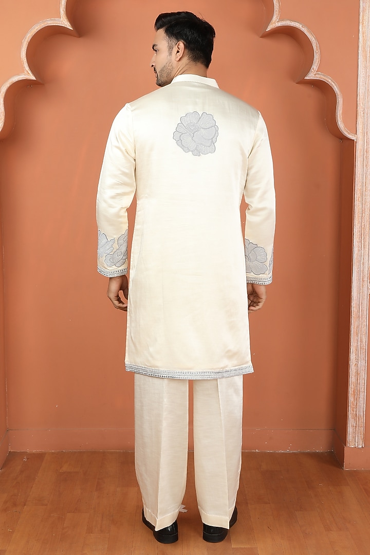 Off-White Satin Linen Resham Work Kurta Set by PARA at Pernia's Pop Up Shop