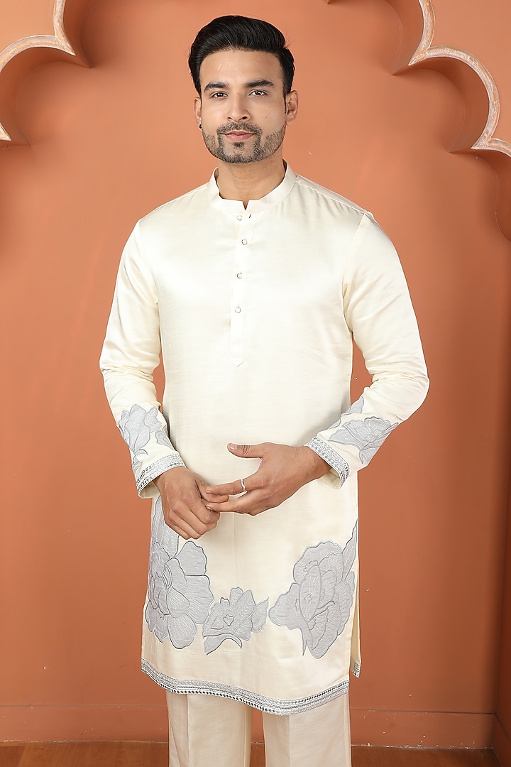 Off-White Satin Linen Resham Work Kurta Set by PARA at Pernia's Pop Up Shop