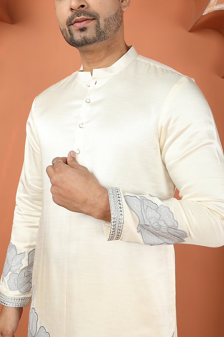 Off-White Satin Linen Resham Work Kurta Set by PARA at Pernia's Pop Up Shop