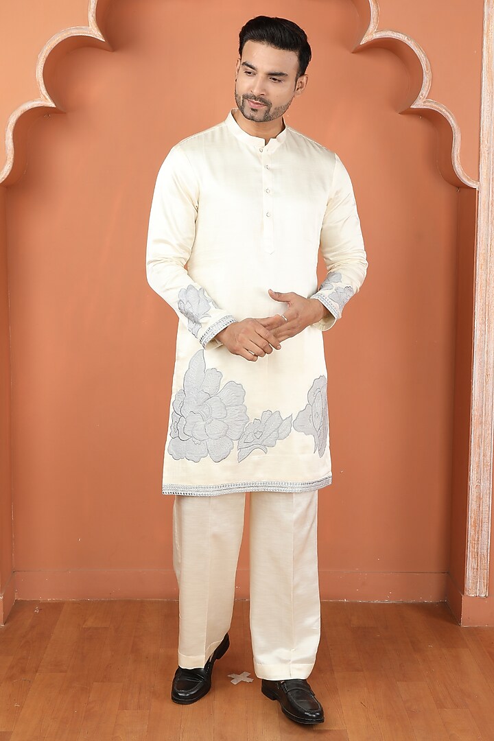 Off-White Satin Linen Resham Work Kurta Set by PARA at Pernia's Pop Up Shop