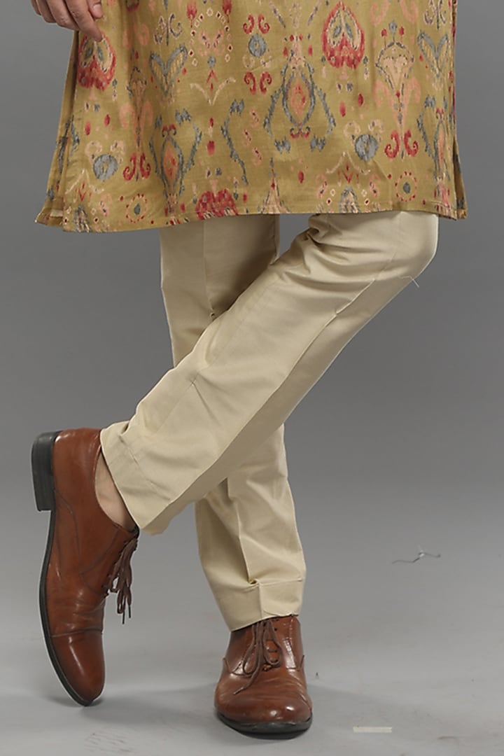 Olive Green Muslin Ikat Printed Kurta Set by PARA at Pernia's Pop Up Shop