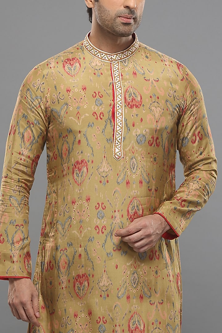 Olive Green Muslin Ikat Printed Kurta Set by PARA at Pernia's Pop Up Shop