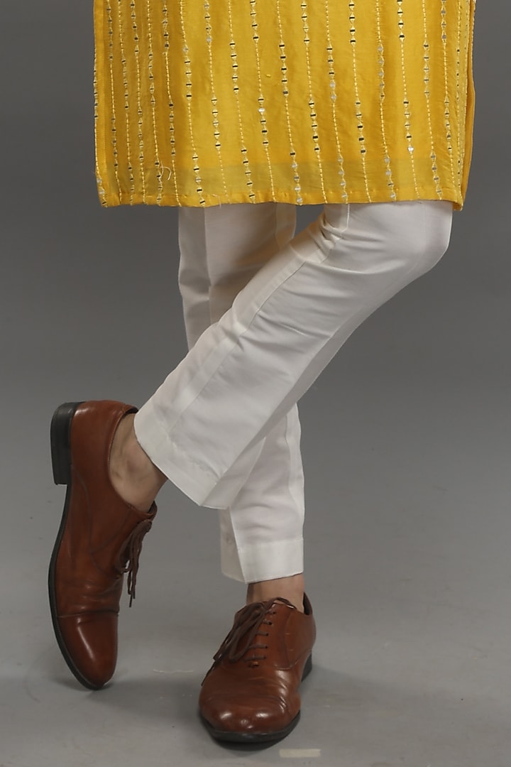 Yellow Chanderi Silk Abla Embroidered Kurta Set by PARA at Pernia's Pop Up Shop