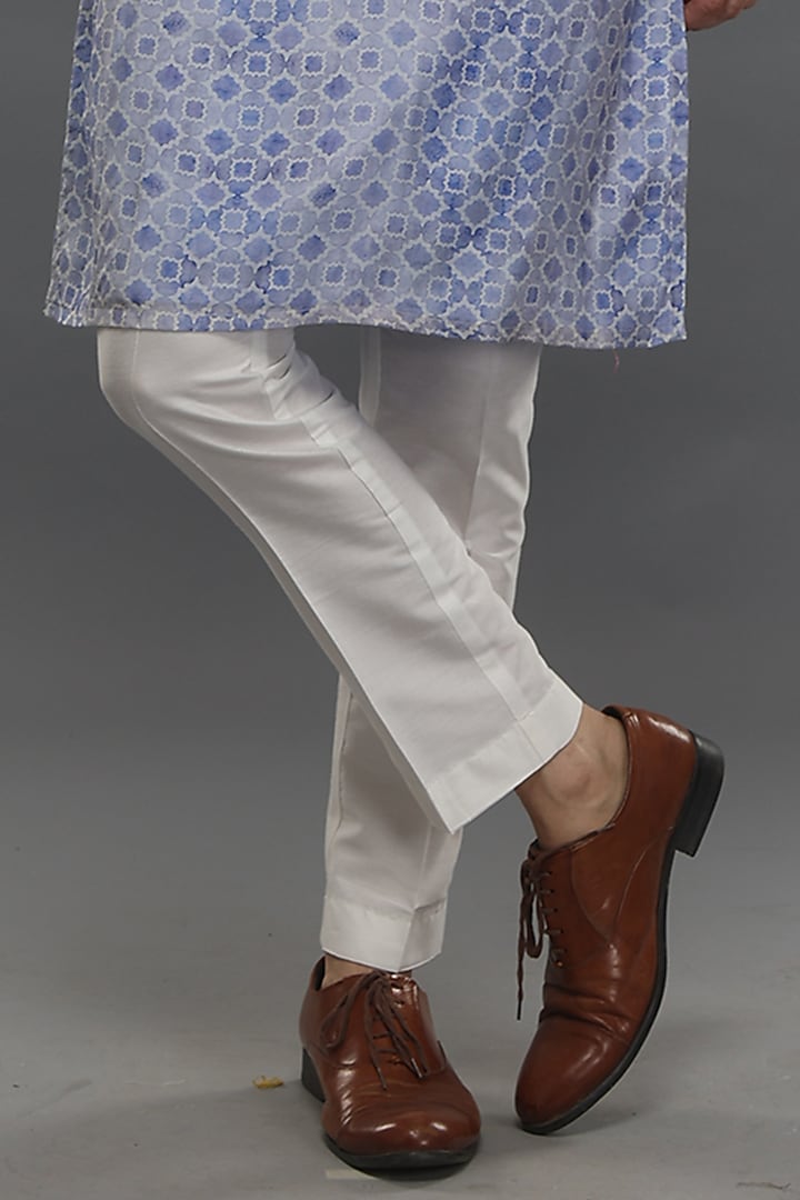 Lilac Muslin Hand Embroidered & Geometric Printed Kurta Set by PARA at Pernia's Pop Up Shop