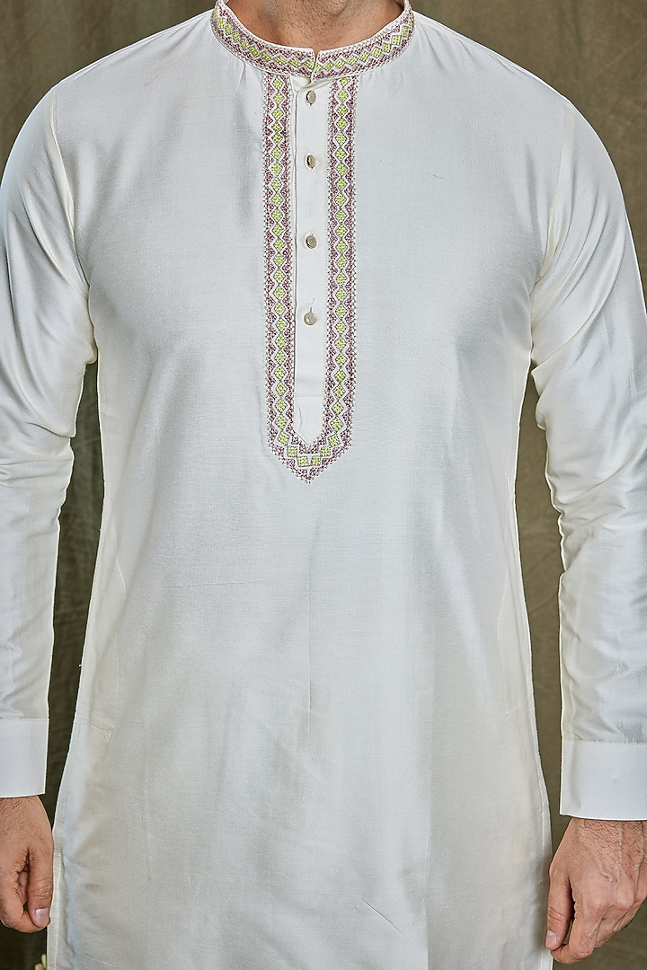 Off-White Chanderi Silk Printed Bundi Jacket Set by PARA at Pernia's Pop Up Shop