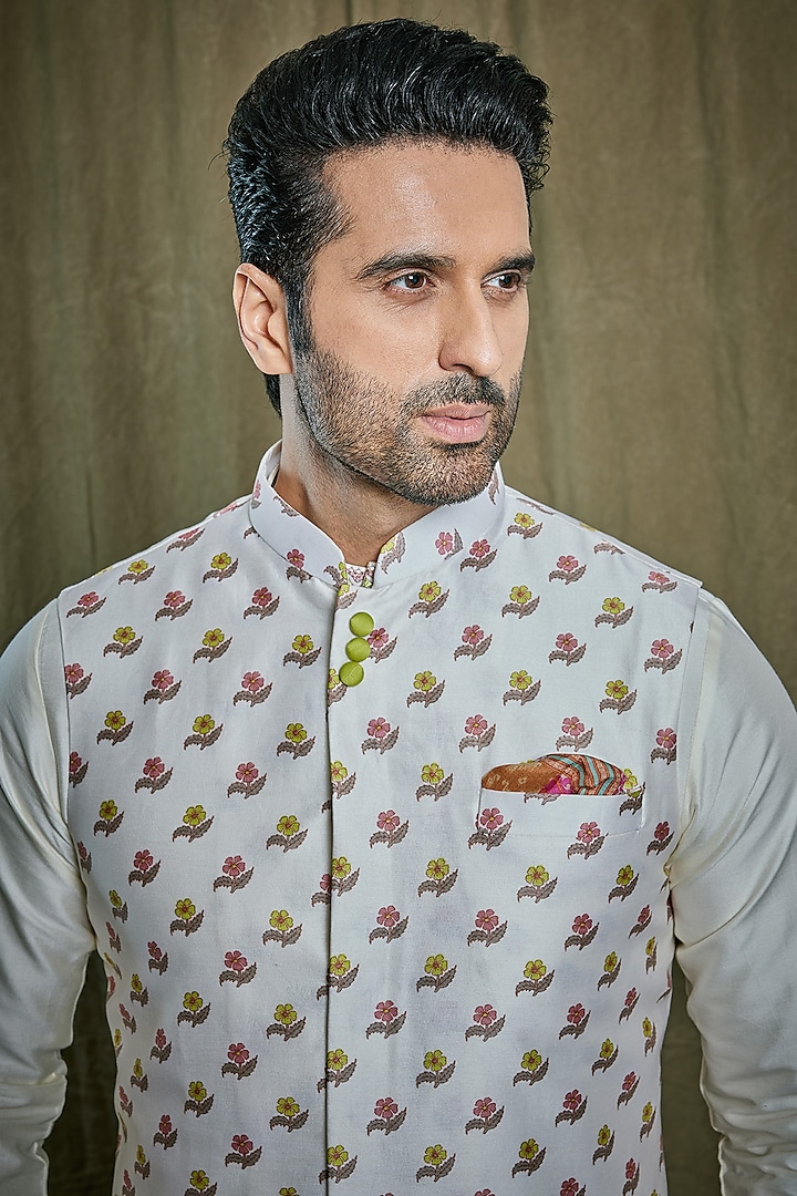 Off-White Chanderi Silk Printed Bundi Jacket Set by PARA at Pernia's Pop Up Shop