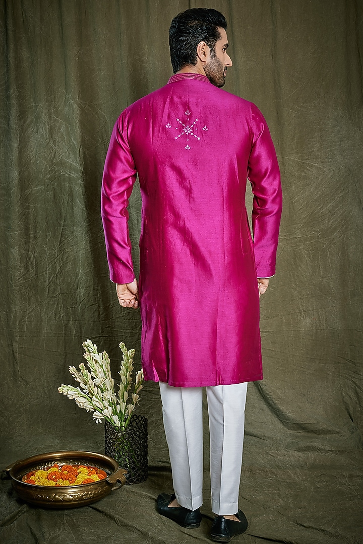 Magenta Chanderi Silk Floral Embroidered Kurta Set by PARA at Pernia's Pop Up Shop