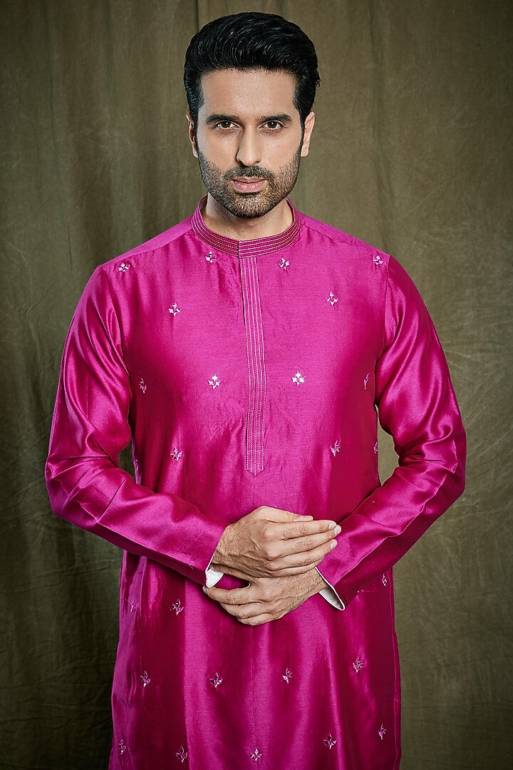 Magenta Chanderi Silk Floral Embroidered Kurta Set by PARA at Pernia's Pop Up Shop