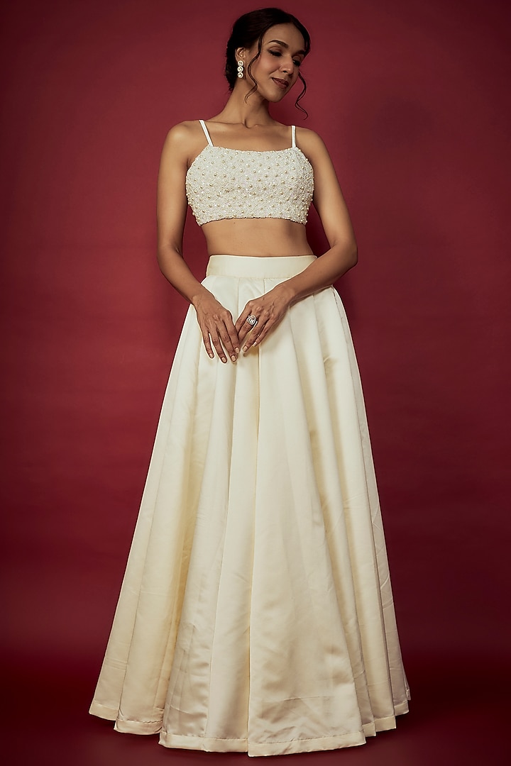 Off-White Heavy Satin Wedding Lehenga Set by Phatakaa at Pernia's Pop Up Shop