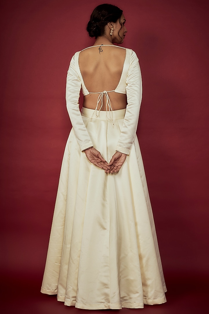 Off-White Heavy Satin Wedding Lehenga Set by Phatakaa at Pernia's Pop Up Shop