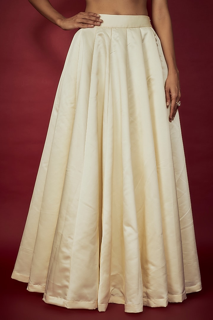 Off-White Heavy Satin Wedding Lehenga Set by Phatakaa at Pernia's Pop Up Shop