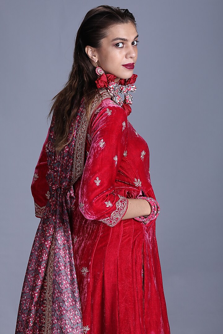 Pink Hand Embroidered Kurta Set by Punit Balana at Pernia's Pop Up Shop