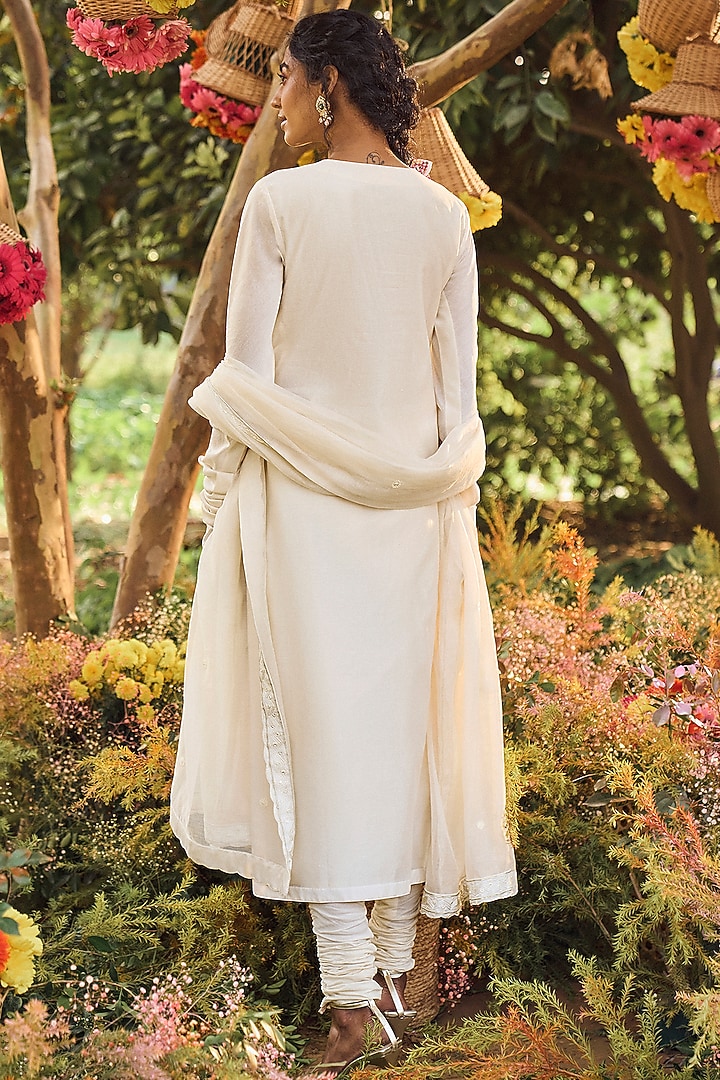 Ivory Kurta Set With Resham Work by Punit Balana at Pernia's Pop Up Shop