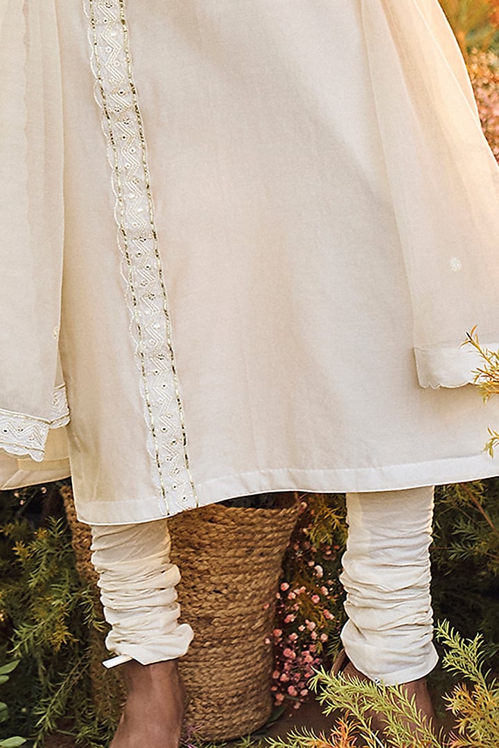 Ivory Kurta Set With Resham Work by Punit Balana at Pernia's Pop Up Shop