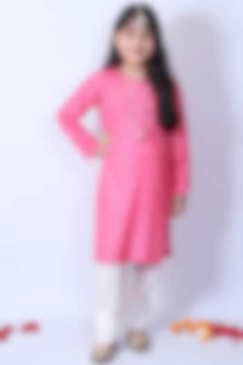 Pink Embroidered Kurta Set For Girls by Pankhuri by Priyanka - Kids at Pernia's Pop Up Shop