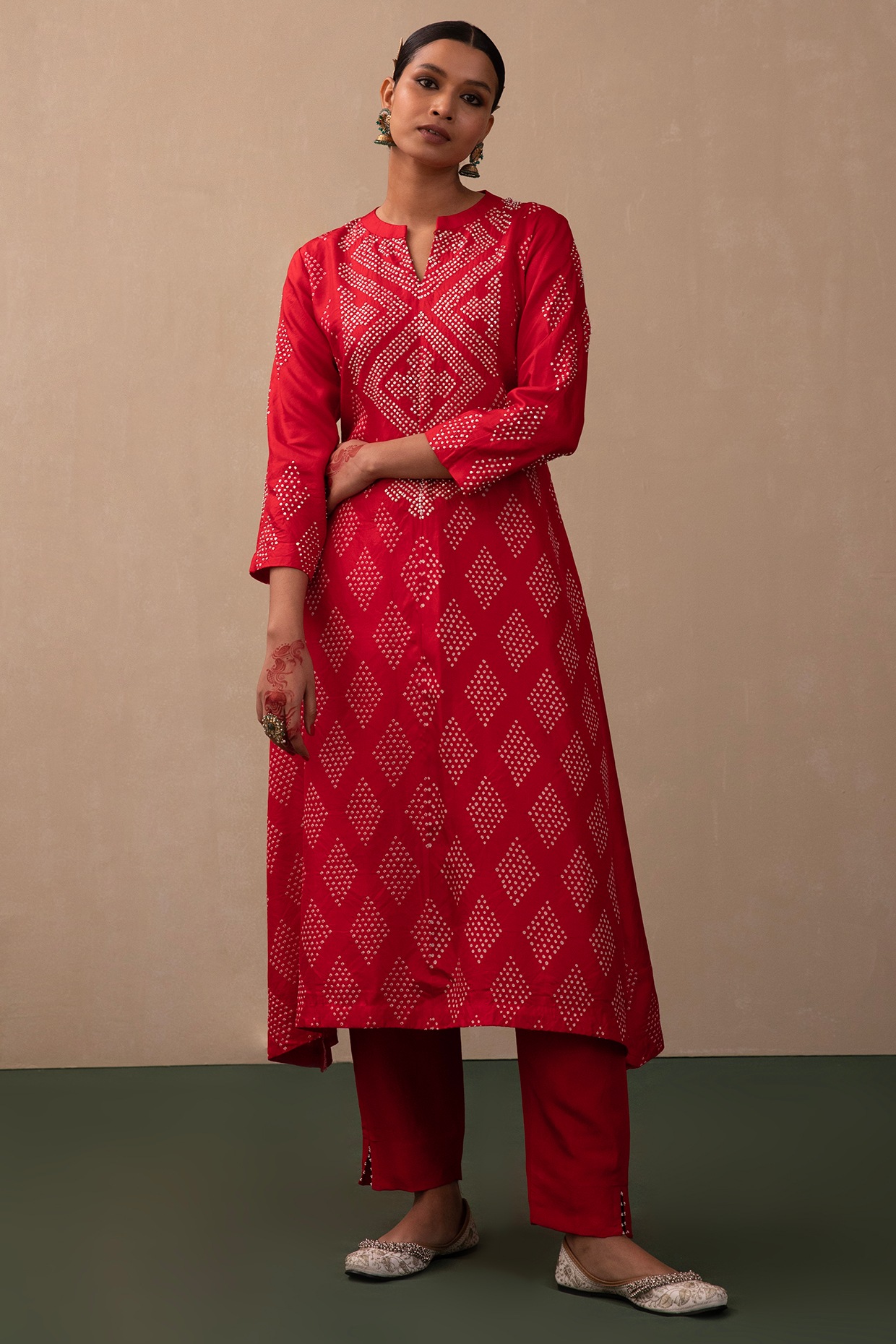 Bandhani kurtis - All about beginning, specifications, trends, making  process and 3 best types of bandhani kurtis