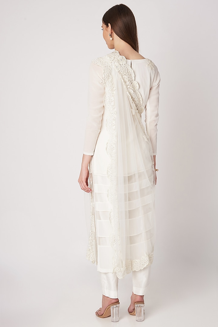 White Embroidered Kurta Set by Priya Chhabria at Pernia's Pop Up Shop