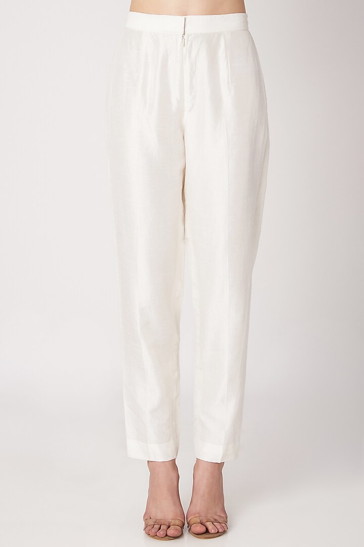 White Embroidered Kurta Set by Priya Chhabria at Pernia's Pop Up Shop