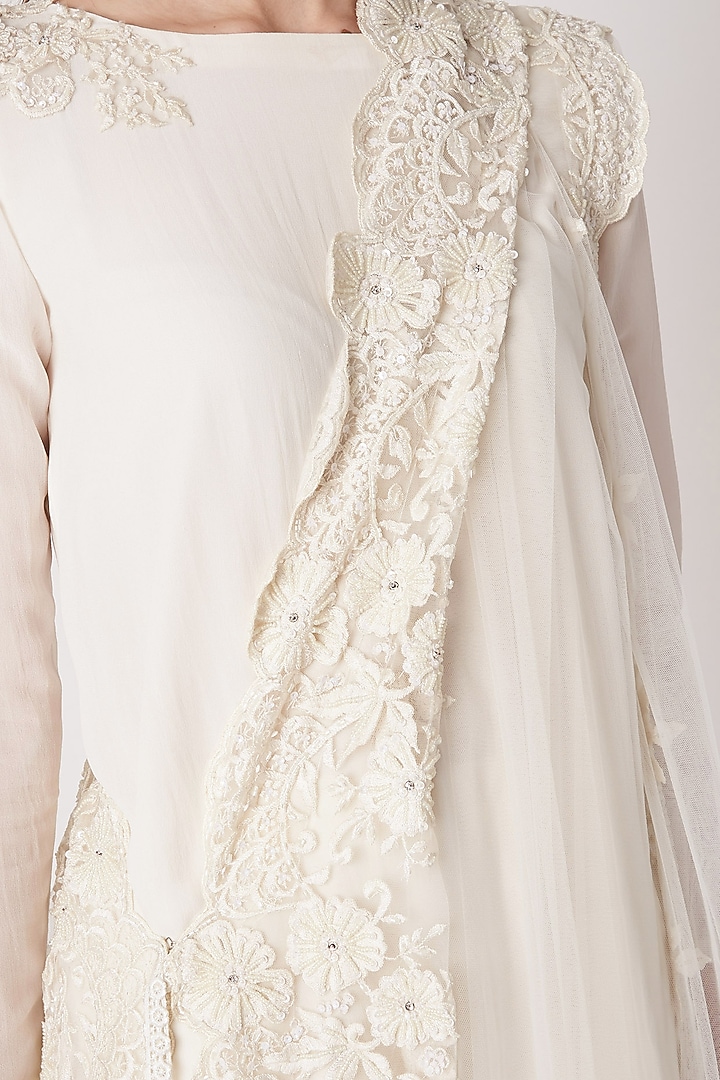 White Embroidered Kurta Set by Priya Chhabria at Pernia's Pop Up Shop