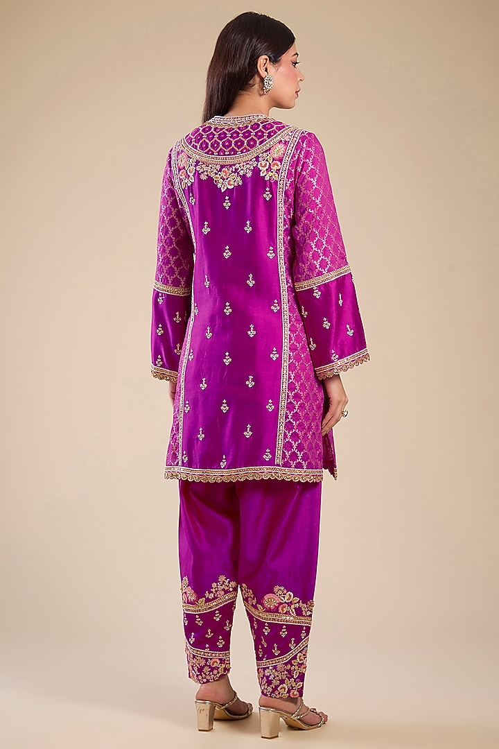 Pink Shimmer Brocade Chanderi Hand & Machine Embroidered Kurta Set by Petticoat Lane at Pernia's Pop Up Shop