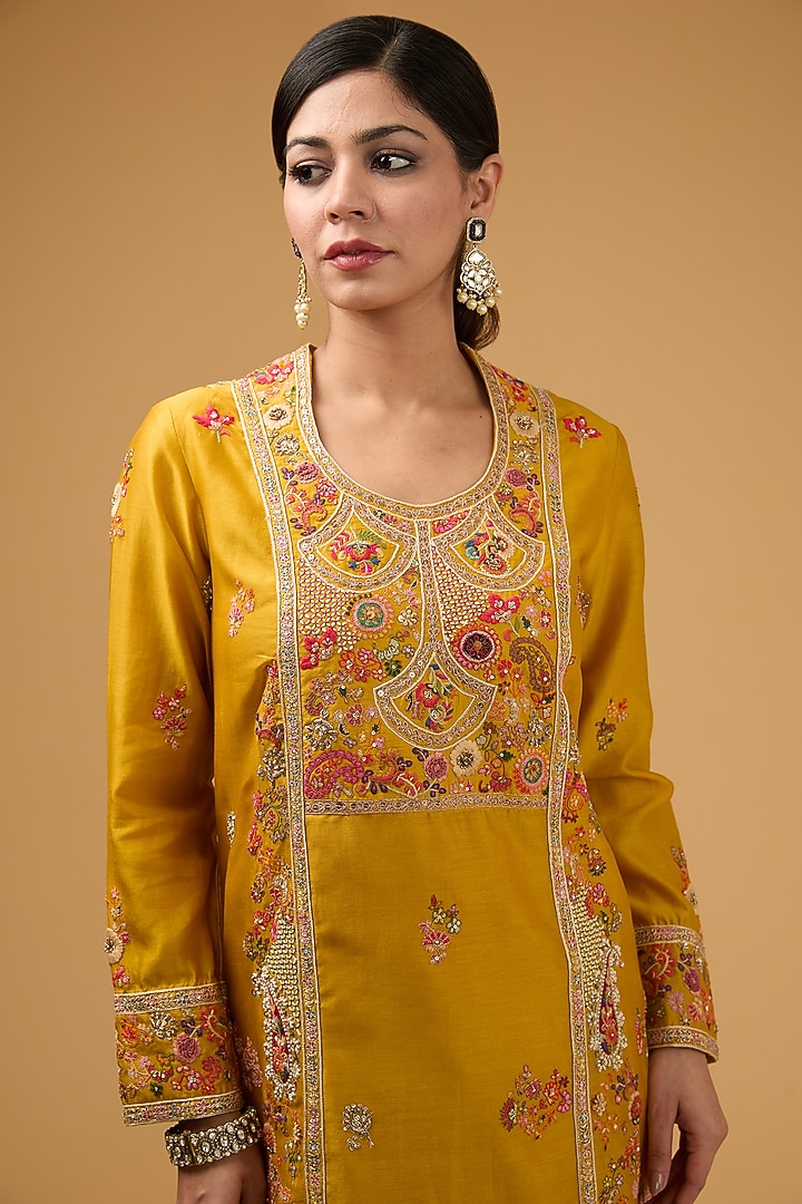 Mustard Chanderi Jharokha Dori Embroidered Kurta Set by Petticoat Lane at Pernia's Pop Up Shop