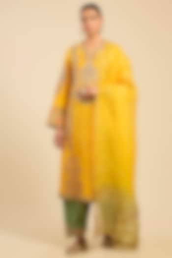 Mustard Chanderi Brocade Long Kurta Set by Petticoat Lane at Pernia's Pop Up Shop