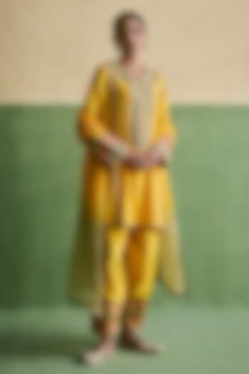 Yellow Organza & Chanderi Embroidered Kurta Set by Petticoat Lane at Pernia's Pop Up Shop