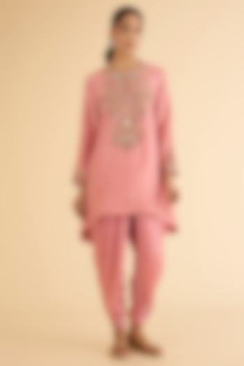 Lilac Dupion Silk Hand & Machine Embroidered Asymmetrical Kurta Set by Petticoat Lane at Pernia's Pop Up Shop