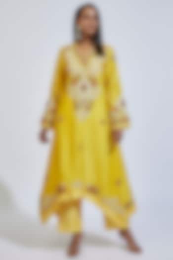 Yellow Chanderi Silk Embroidered Kurta Set by Petticoat Lane at Pernia's Pop Up Shop