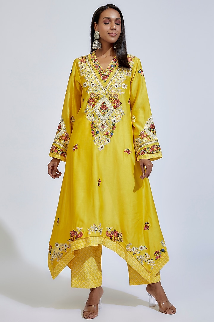 Yellow Chanderi Silk Embroidered Kurta Set by Petticoat Lane at Pernia's Pop Up Shop