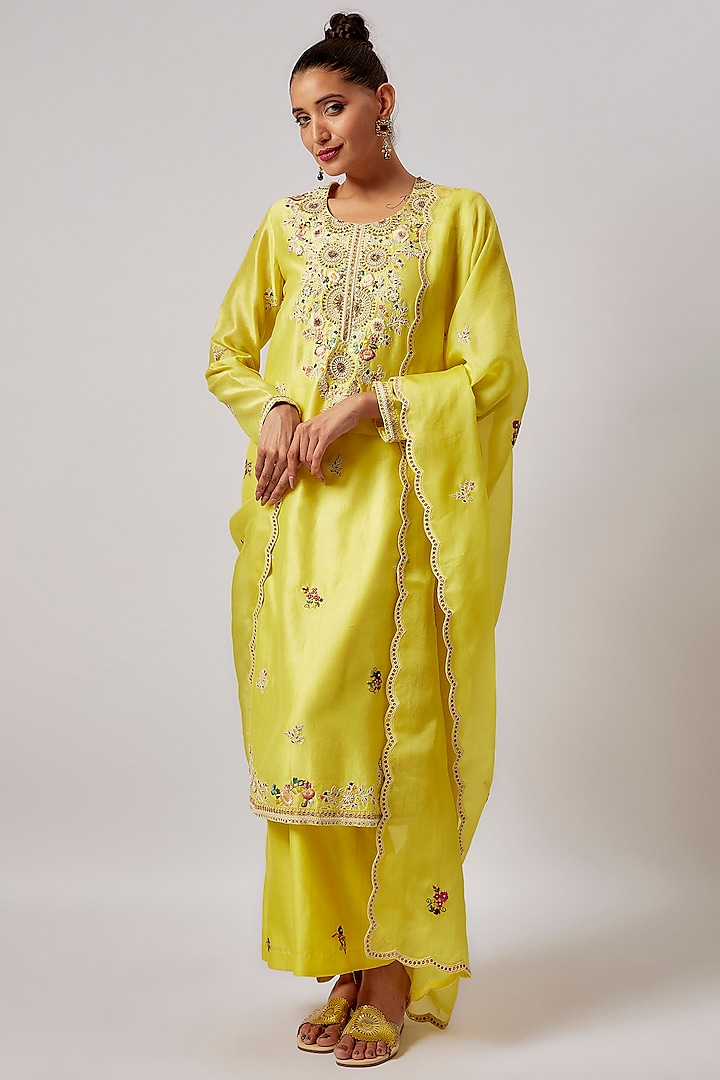 Yellow Chanderi Embroidered Kurta Set by Petticoat Lane at Pernia's Pop Up Shop