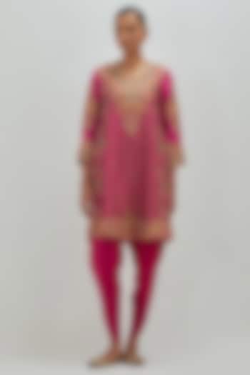 Hot Pink Dupion Printed Phiren Kurta Set by Petticoat Lane at Pernia's Pop Up Shop