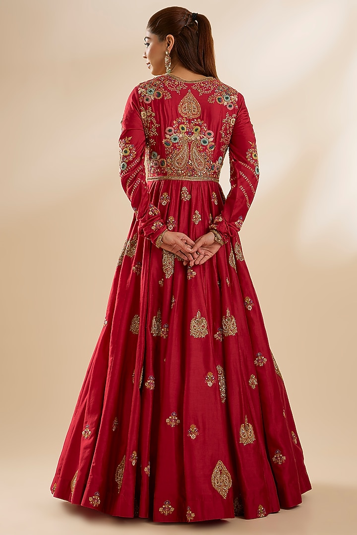 Red Chanderi & Organza Embroidered Bridal Anarkali Set by Petticoat Lane at Pernia's Pop Up Shop