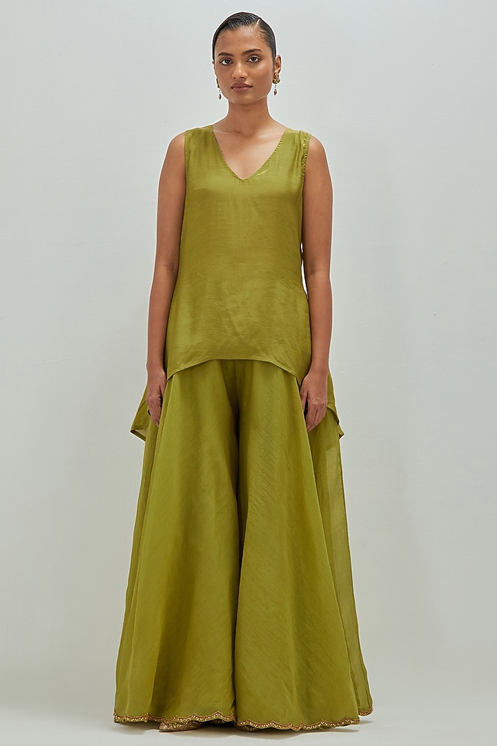 Mehendi Green Chanderi Embroidered Peplum Kurta Set by Petticoat Lane at Pernia's Pop Up Shop