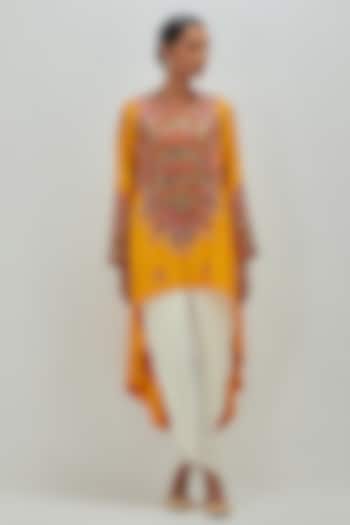 Mustard Chanderi High-Low Kurta Set by Petticoat Lane at Pernia's Pop Up Shop