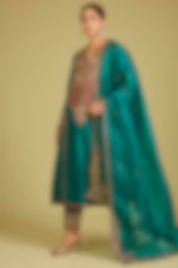 Emerald Green Chanderi & Organza Embroidered Kurta Set by Petticoat Lane at Pernia's Pop Up Shop