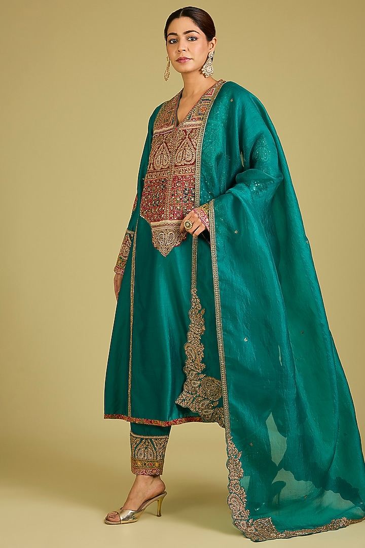 Emerald Green Chanderi & Organza Embroidered Kurta Set by Petticoat Lane at Pernia's Pop Up Shop