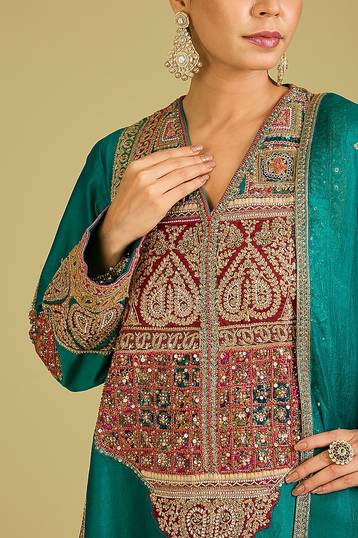 Emerald Green Chanderi & Organza Embroidered Kurta Set by Petticoat Lane at Pernia's Pop Up Shop