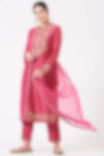 Pink Kashmiri Embroidered Kurta Set by Petticoat Lane at Pernia's Pop Up Shop