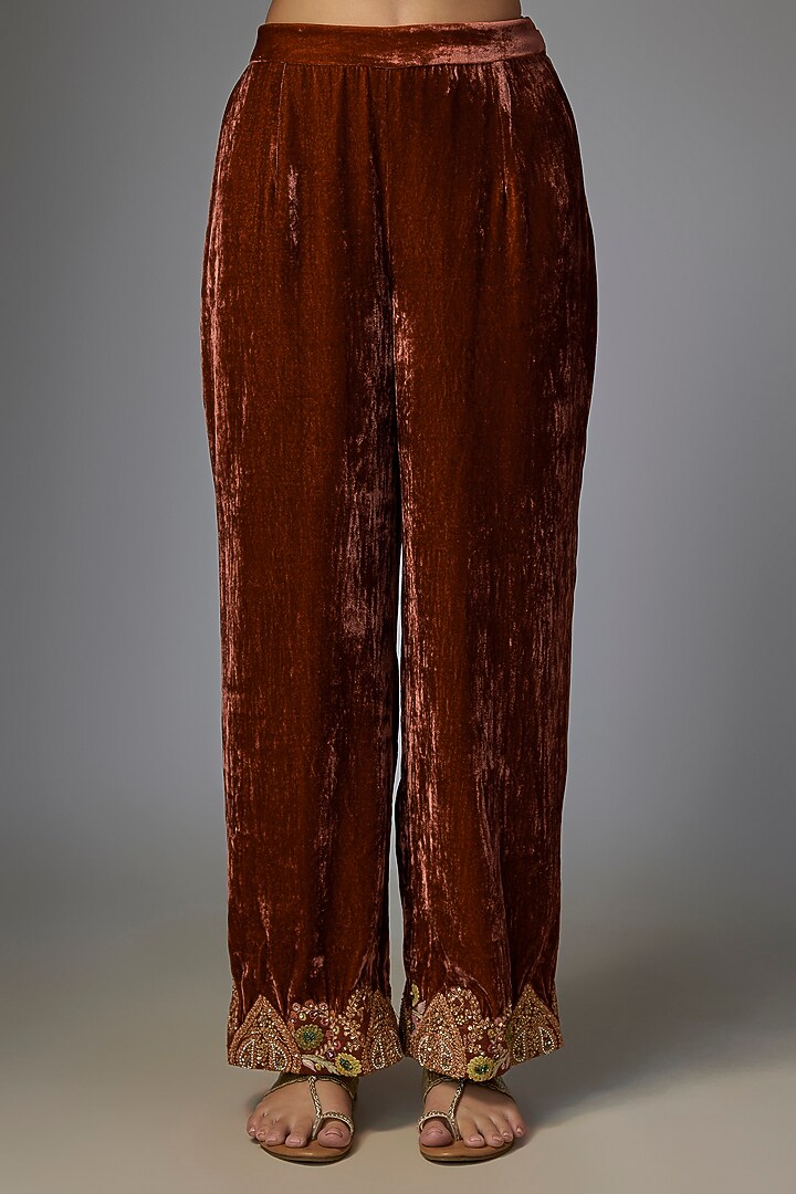 Burgundy Velvet Embroidered Kurta Set by Petticoat Lane at Pernia's Pop Up Shop