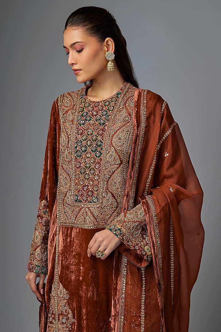 Burgundy Velvet Embroidered Kurta Set by Petticoat Lane at Pernia's Pop Up Shop