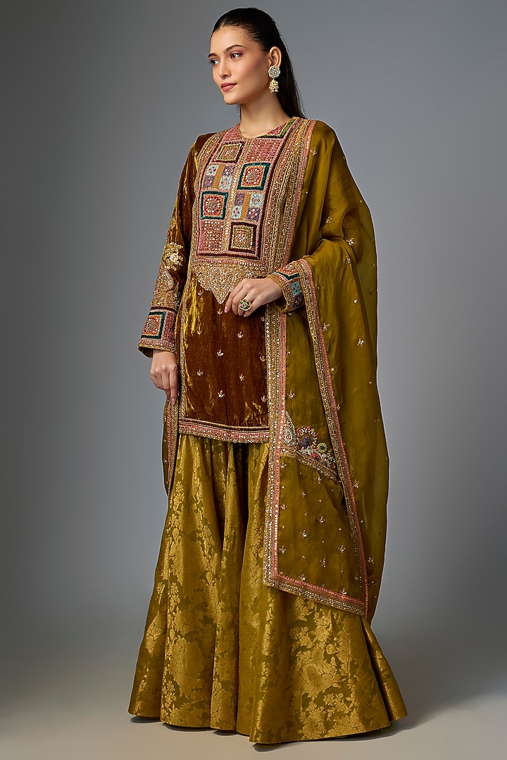 Champagne Velvet Embroidered Kurta Set by Petticoat Lane at Pernia's Pop Up Shop