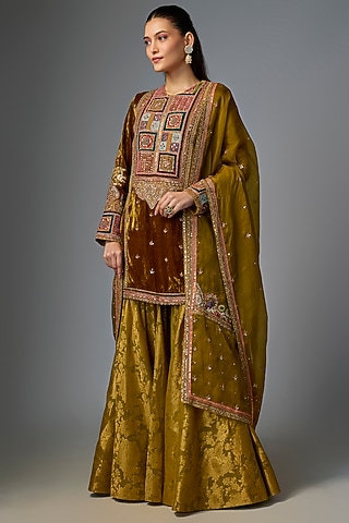 Champagne Velvet Embroidered Kurta Set by Petticoat Lane