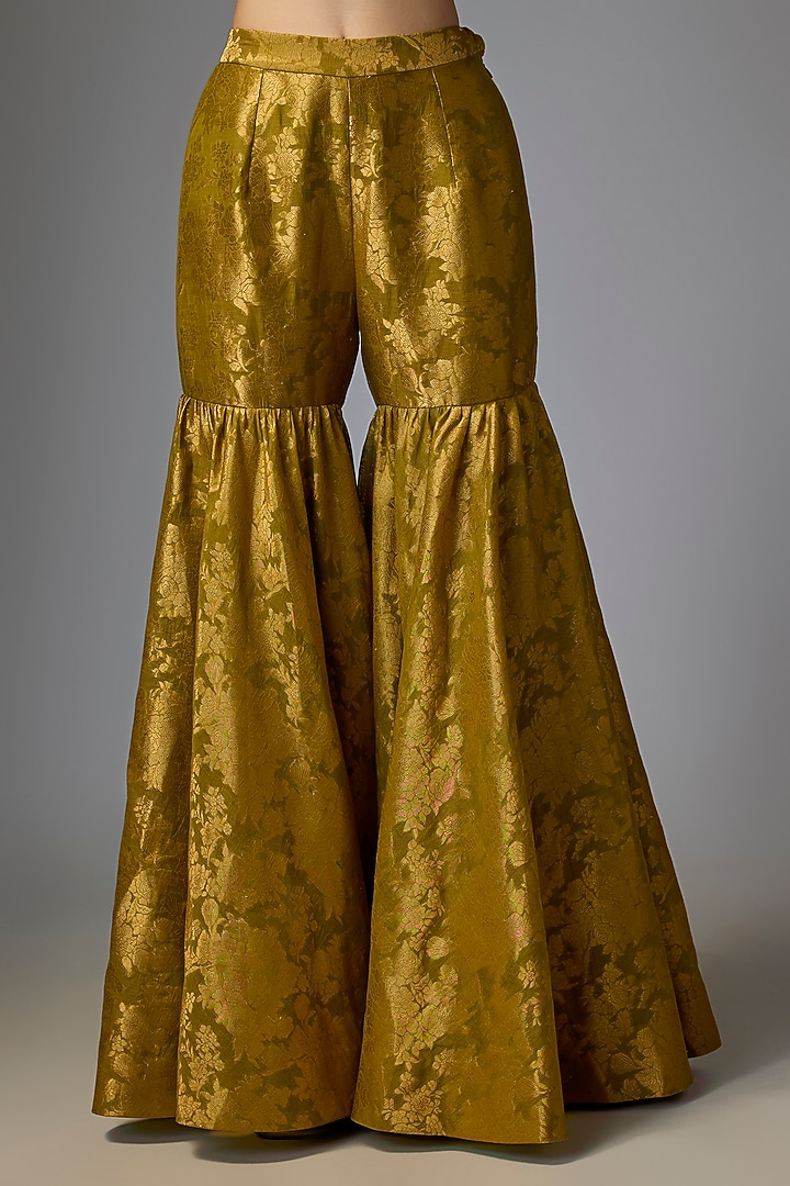 Champagne Velvet Embroidered Kurta Set by Petticoat Lane at Pernia's Pop Up Shop