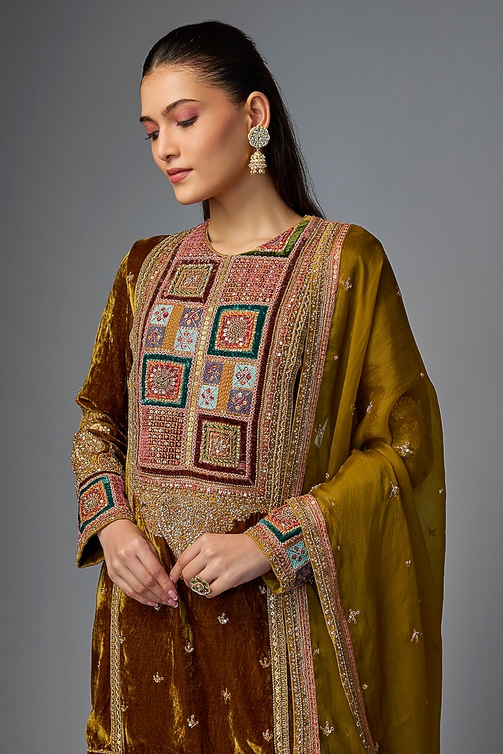Champagne Velvet Embroidered Kurta Set by Petticoat Lane at Pernia's Pop Up Shop
